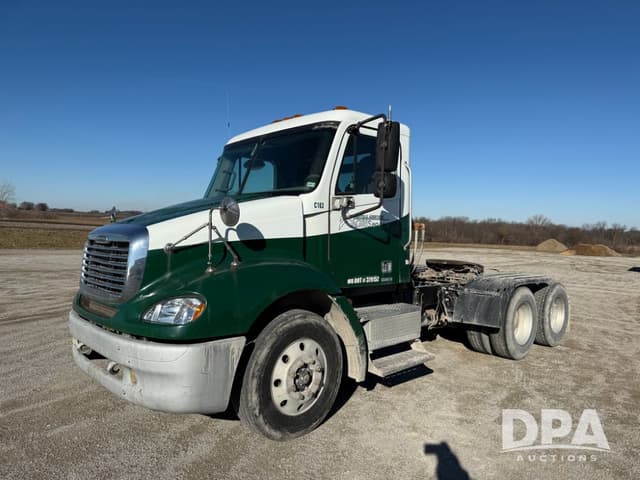 Image of Freightliner Columbia equipment image 1
