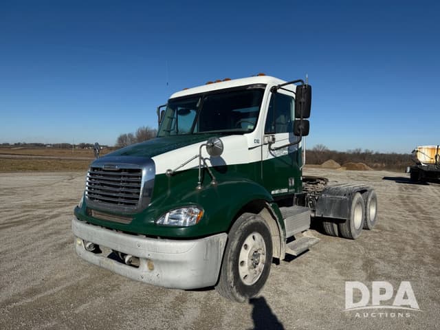 Image of Freightliner Columbia equipment image 2