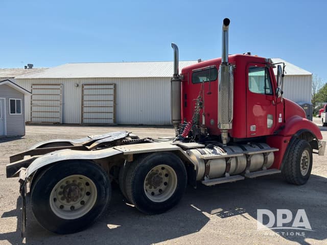 Image of Freightliner Columbia equipment image 4
