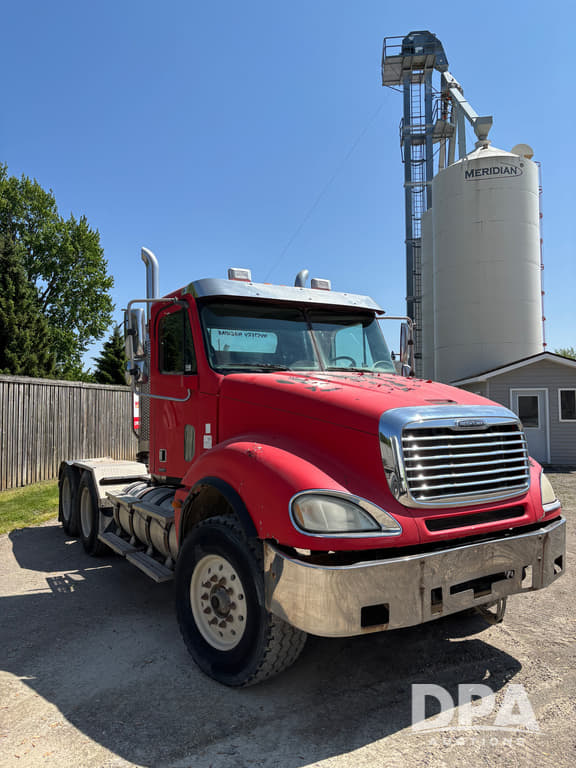 Image of Freightliner Columbia equipment image 2