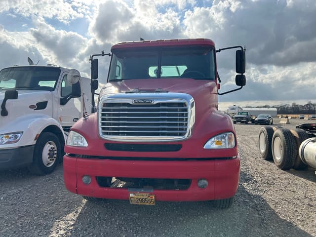 Image of Freightliner Columbia equipment image 1