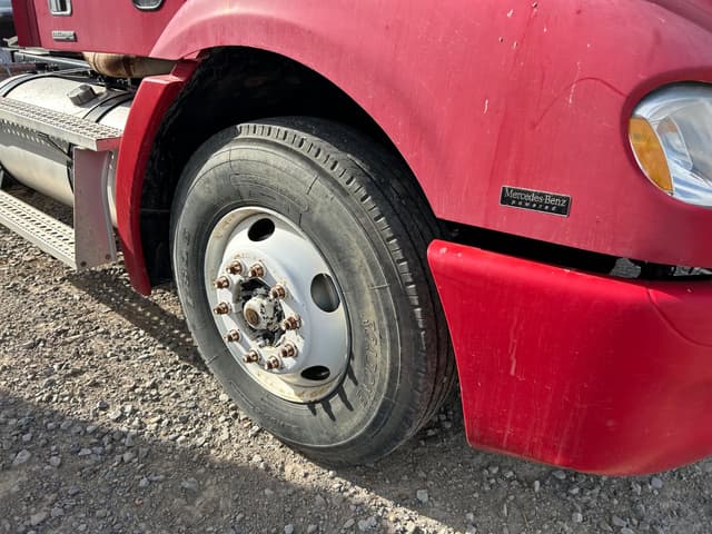 Image of Freightliner Columbia equipment image 3