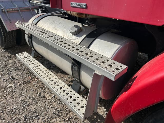 Image of Freightliner Columbia equipment image 4