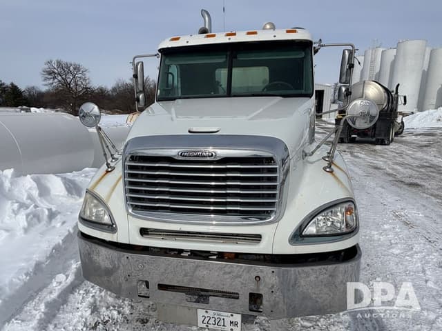 Image of Freightliner Columbia equipment image 2