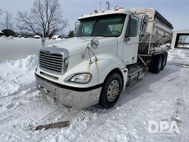 Image of Freightliner Columbia equipment image 1