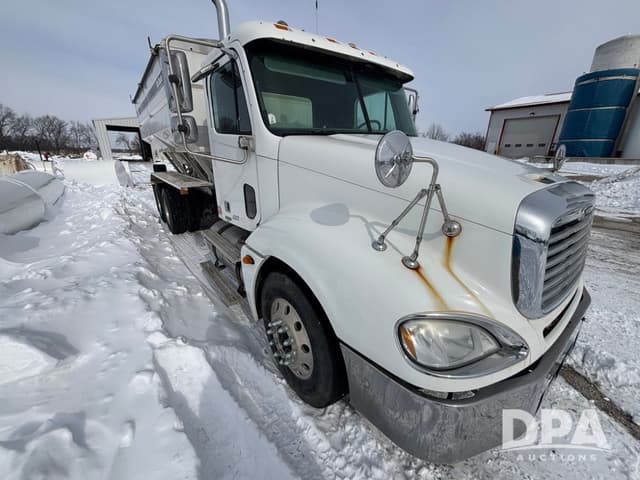 Image of Freightliner Columbia equipment image 4