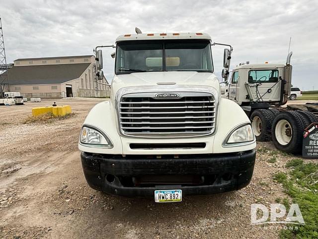 Image of Freightliner Columbia equipment image 2