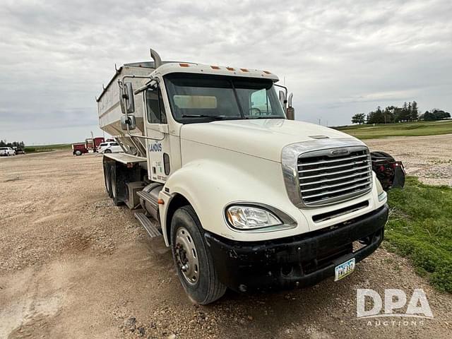 Image of Freightliner Columbia equipment image 3