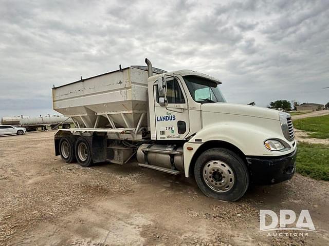 Image of Freightliner Columbia equipment image 4