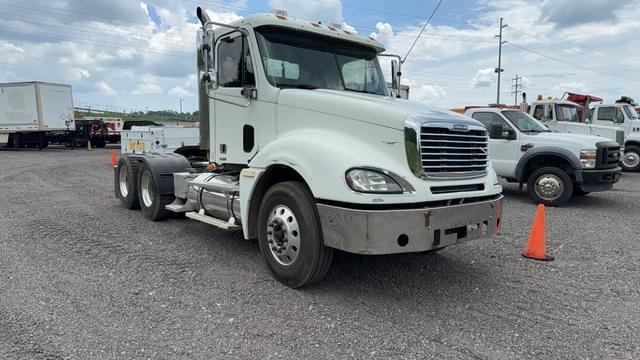 Image of Freightliner Columbia equipment image 2