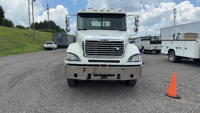 Image of Freightliner Columbia equipment image 1