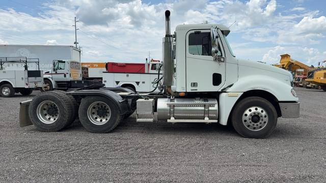 Image of Freightliner Columbia equipment image 3