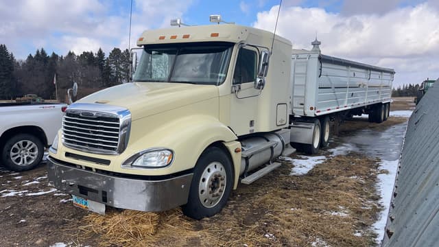 Image of Freightliner Columbia equipment image 1