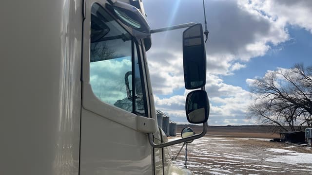 Image of Freightliner Columbia equipment image 4
