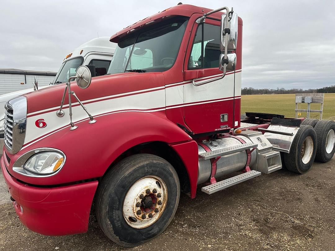 Image of Freightliner Columbia Primary image