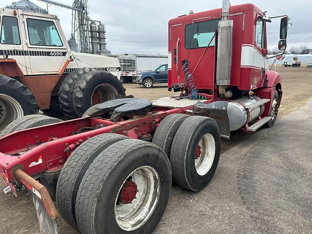 Image of Freightliner Columbia equipment image 4