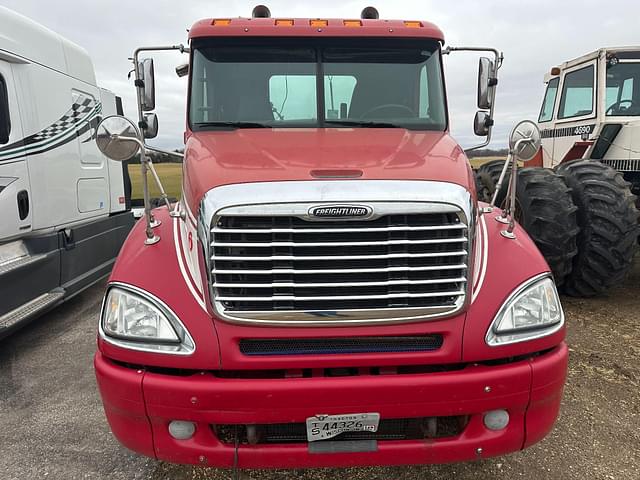 Image of Freightliner Columbia equipment image 2