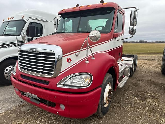 Image of Freightliner Columbia equipment image 1