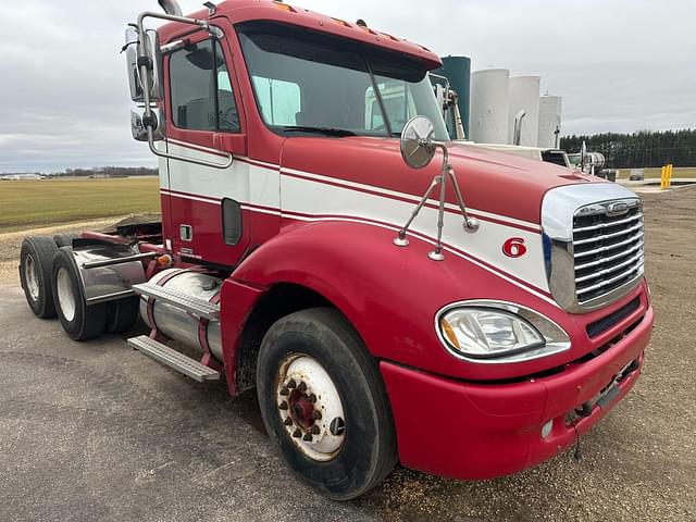 Image of Freightliner Columbia equipment image 3