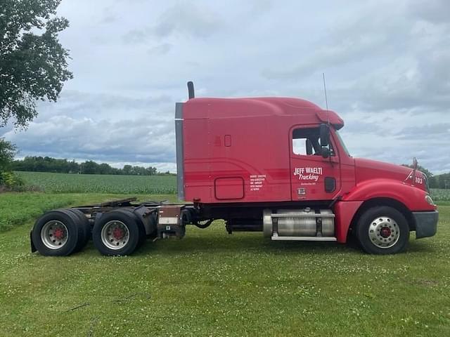 Image of Freightliner Columbia equipment image 3