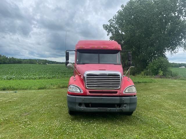 Image of Freightliner Columbia equipment image 4