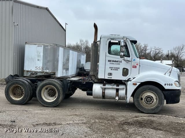 Image of Freightliner Columbia equipment image 3