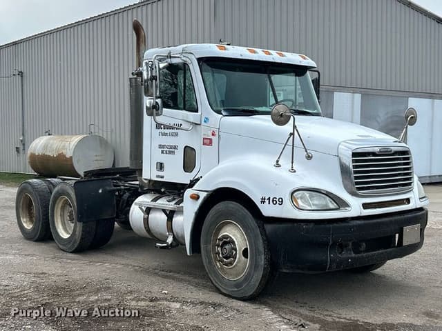 Image of Freightliner Columbia equipment image 2