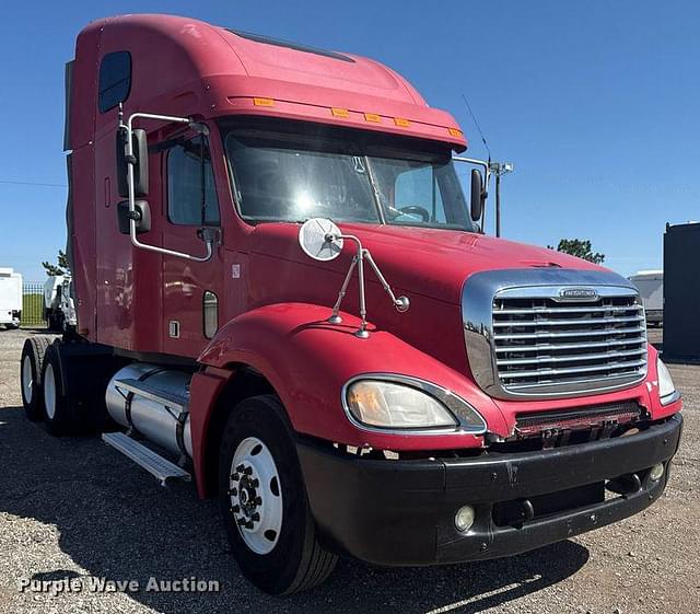 Image of Freightliner Columbia equipment image 2