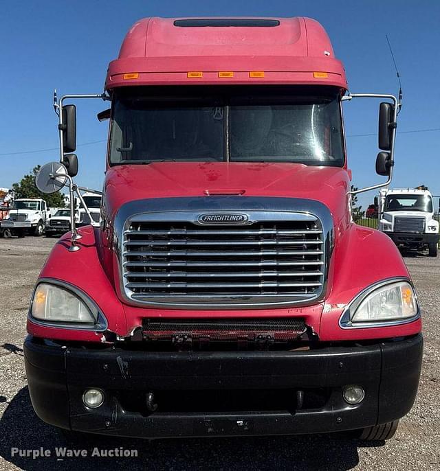 Image of Freightliner Columbia equipment image 1