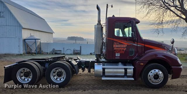 Image of Freightliner Columbia equipment image 3