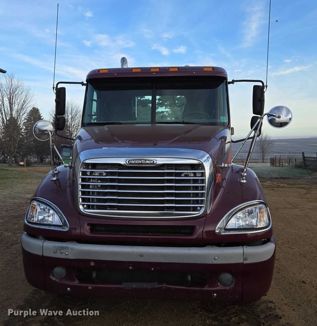Image of Freightliner Columbia equipment image 1