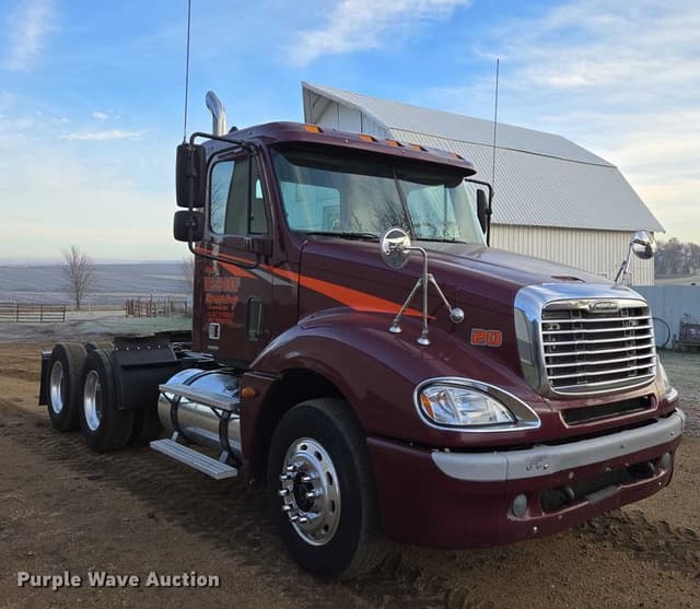 Image of Freightliner Columbia equipment image 2