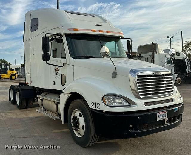 Image of Freightliner Columbia equipment image 2