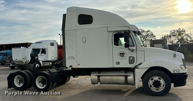 Image of Freightliner Columbia equipment image 3