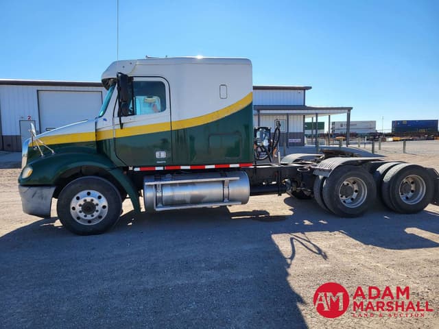 Image of Freightliner Columbia equipment image 2