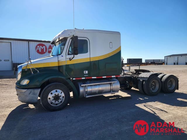 Image of Freightliner Columbia equipment image 1