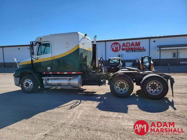 Image of Freightliner Columbia equipment image 4