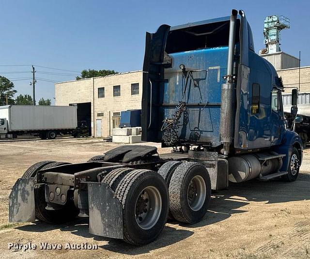 Image of Freightliner Columbia equipment image 4