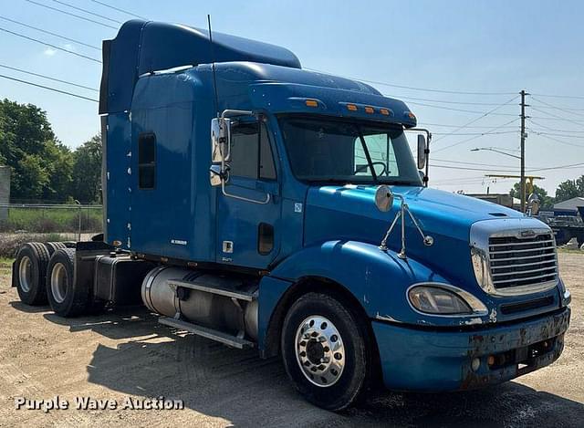 Image of Freightliner Columbia equipment image 2