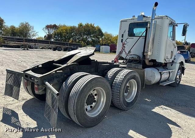 Image of Freightliner Columbia equipment image 4