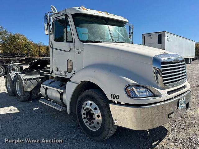 Image of Freightliner Columbia equipment image 2