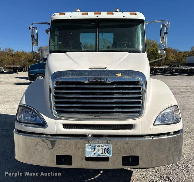 Image of Freightliner Columbia equipment image 1