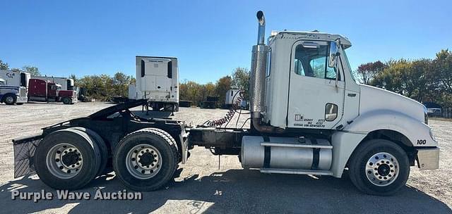 Image of Freightliner Columbia equipment image 3