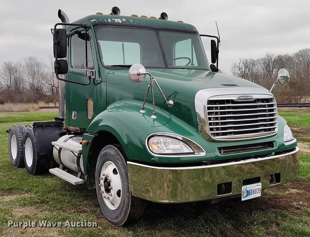 Image of Freightliner Columbia equipment image 2