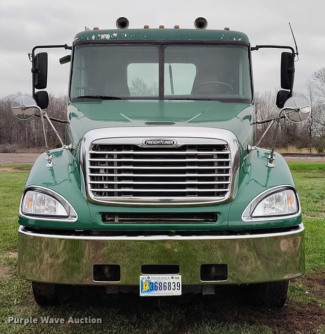 Image of Freightliner Columbia equipment image 1