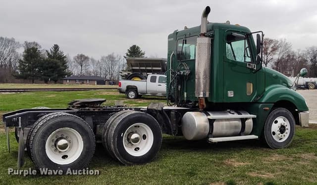 Image of Freightliner Columbia equipment image 3