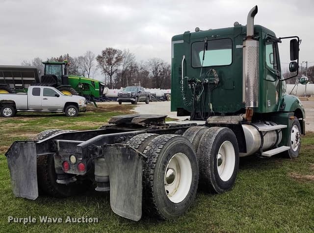 Image of Freightliner Columbia equipment image 4