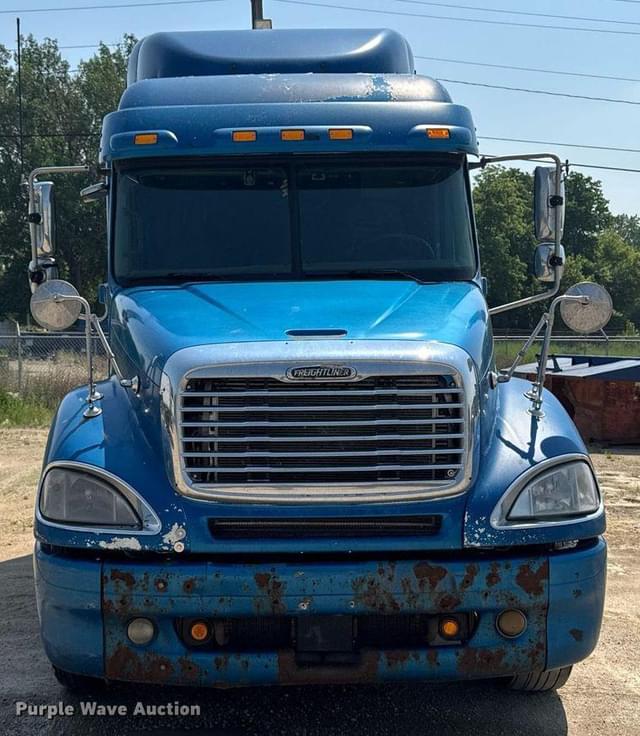 Image of Freightliner Columbia equipment image 1