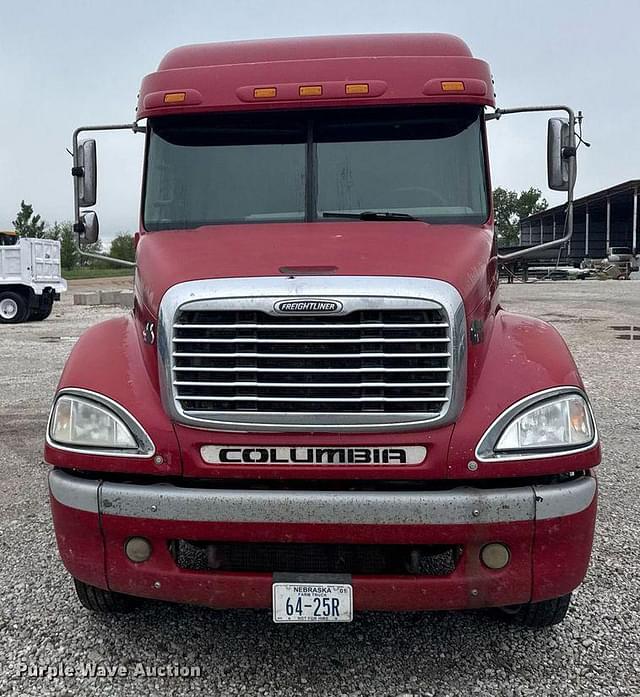 Image of Freightliner Columbia equipment image 1