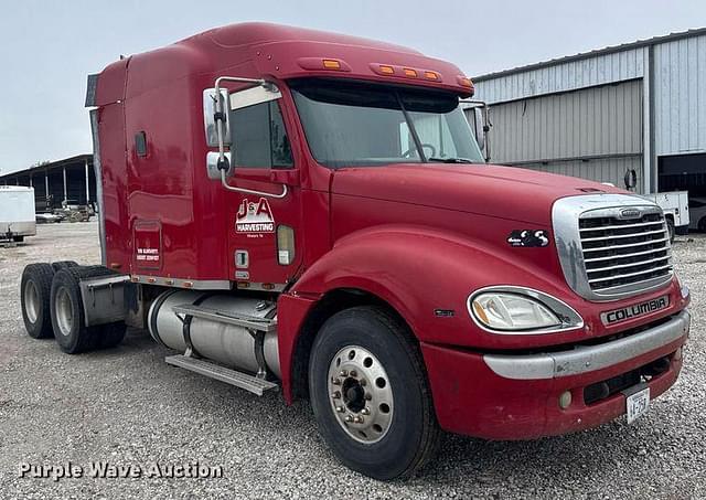Image of Freightliner Columbia equipment image 2